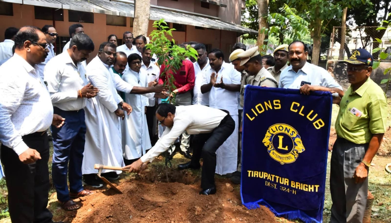 பசுமை திருப்பத்தூர் – ஒவ்வொரு குடும்பத்திற்கும் ஒரு மரம் இயக்கம் சார்பில் மரக்கன்றுகள் நாடும் விழா.