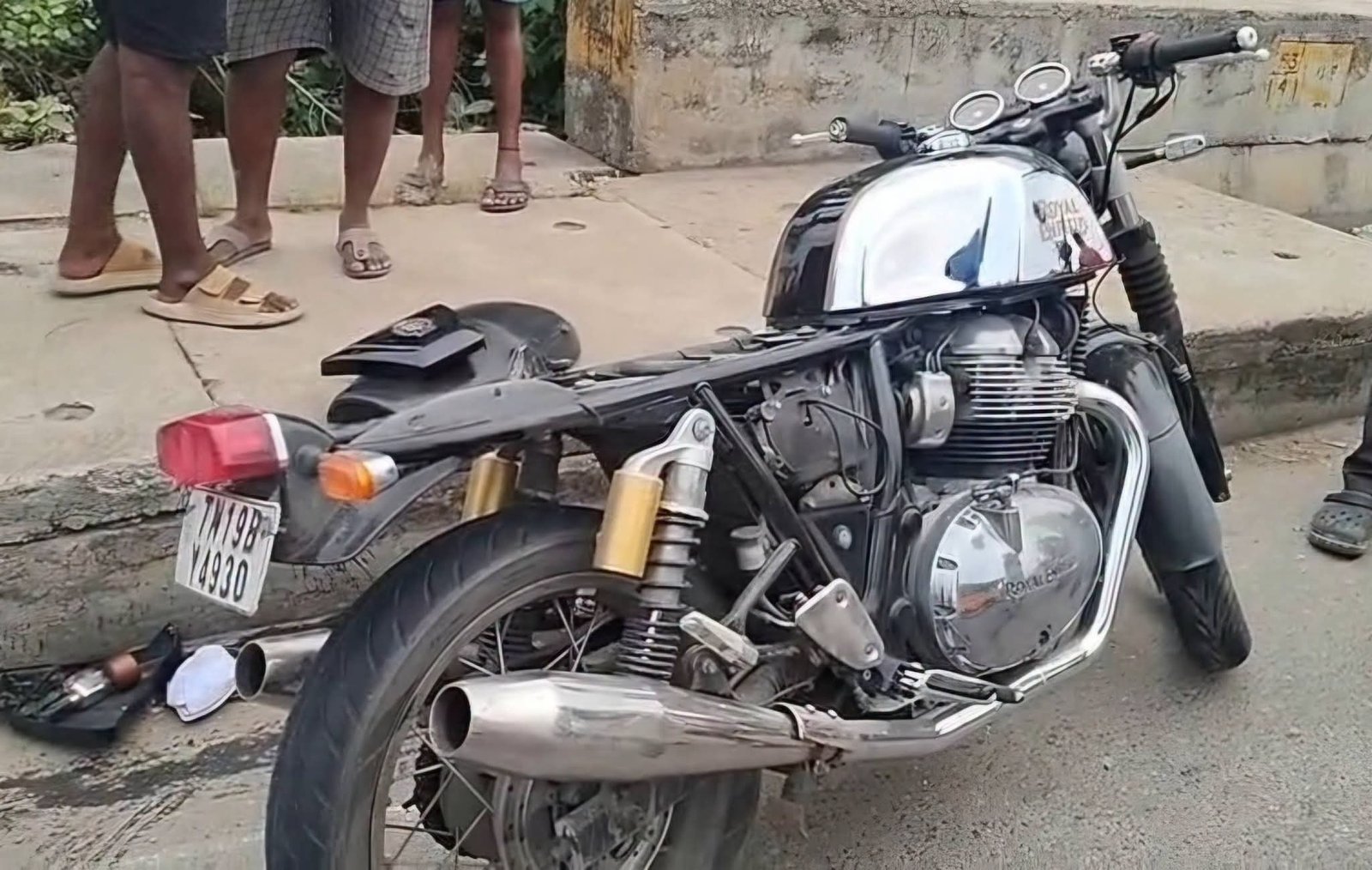வாணியம்பாடியில் டிப்பர் லாரி மீது இருசக்கர வாகனம் மோதி விபத்து – கல்லூரி மாணவர் படுகாயம்.
