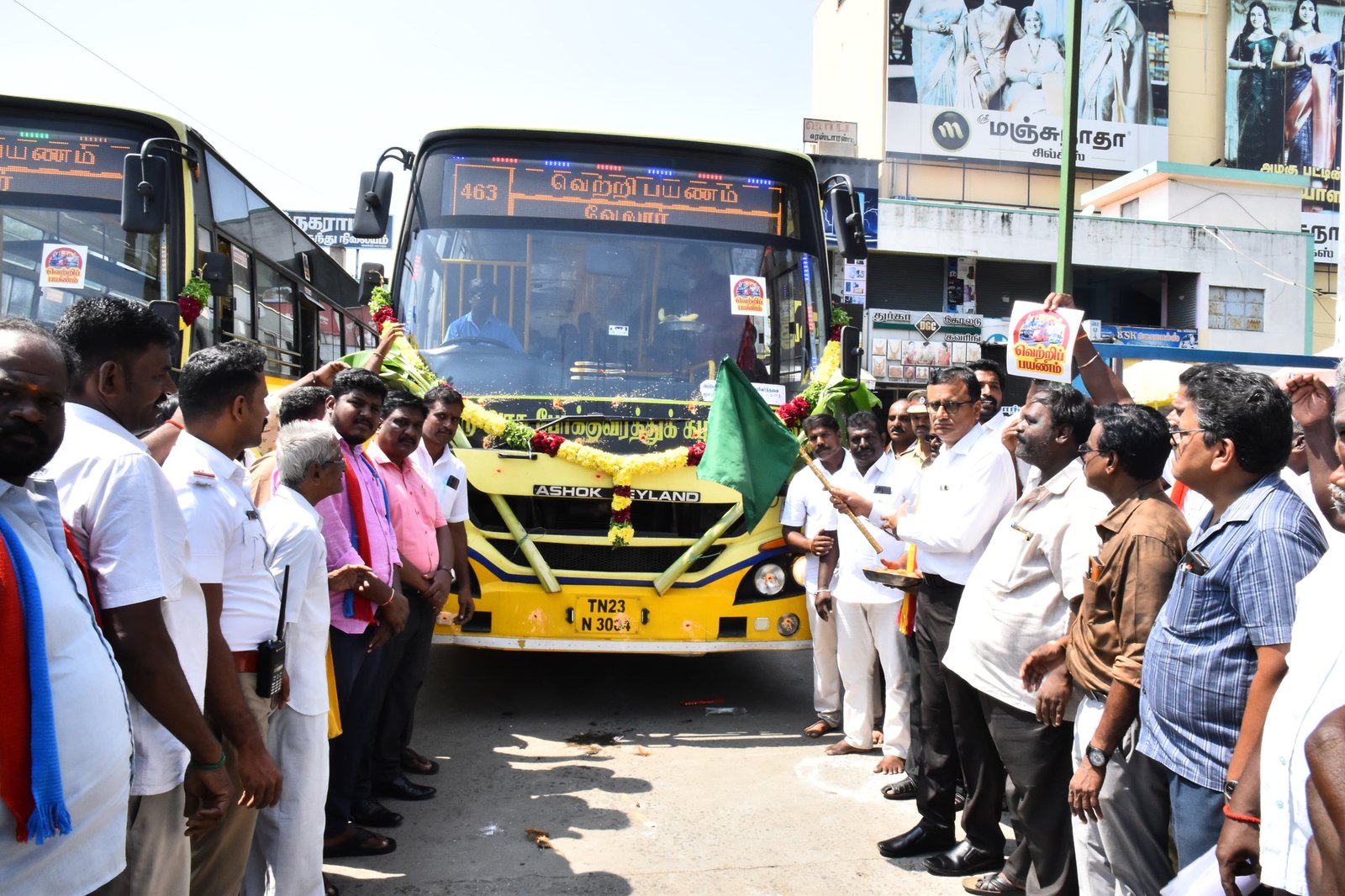 திருப்பத்தூர் மாவட்டத்தில் வெற்றி பயணம் பேருந்தை கொடி அசைத்து துவக்கி வைத்த ஆட்சியர்
