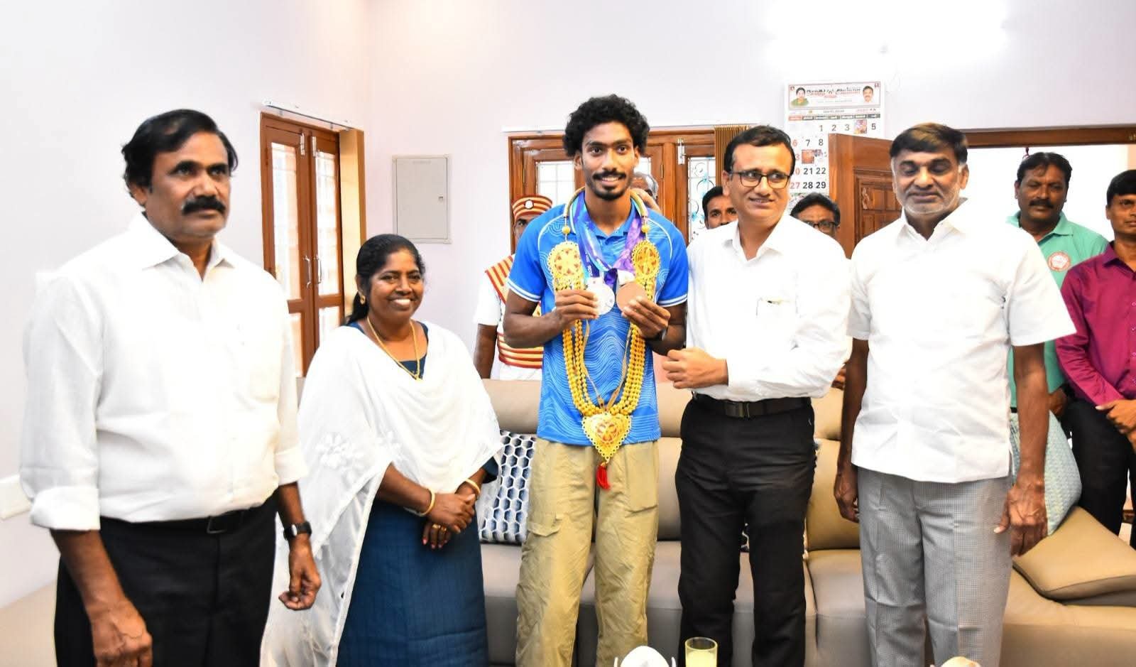 ஜோலார்பேட்டையைச் சேர்ந்த தடகள வீரர் விஷால் – நேரில் சென்று பாராட்டிய மாவட்ட ஆட்சியர் .