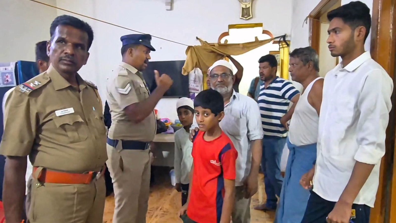 வாணியம்பாடியில் சிறுவனுக்கு மயக்க மருந்து தெளித்து நகை, பணம் கொள்ளை.