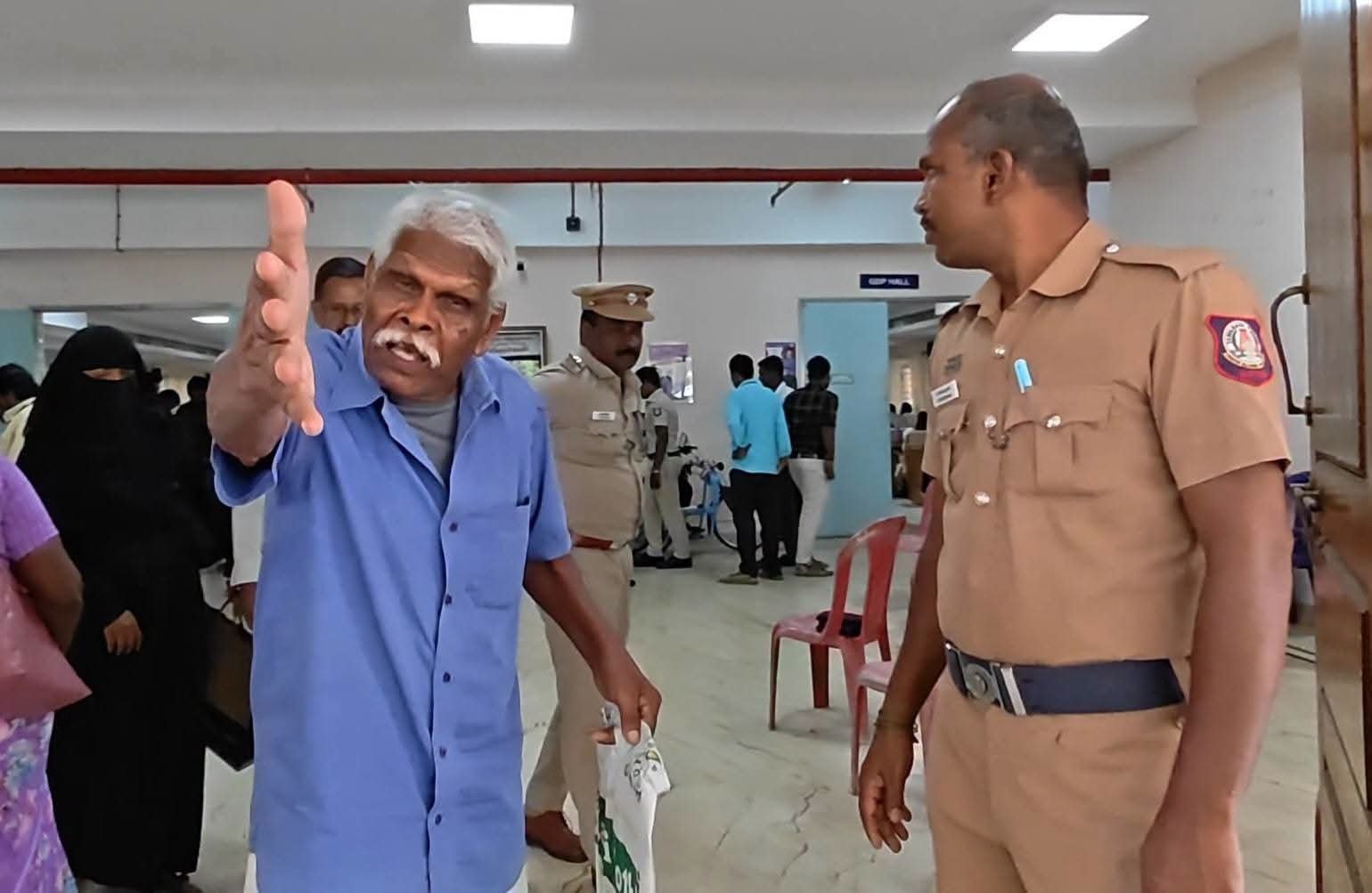 கையில் வாங்கிய லஞ்சம்… தற்போது செல்போனில் பறக்கிறது!” – 7 ஆண்டுகளாக தீர்வு கிடைக்கவில்லை என 77 வயது முதியவர் ஆவேசம்.