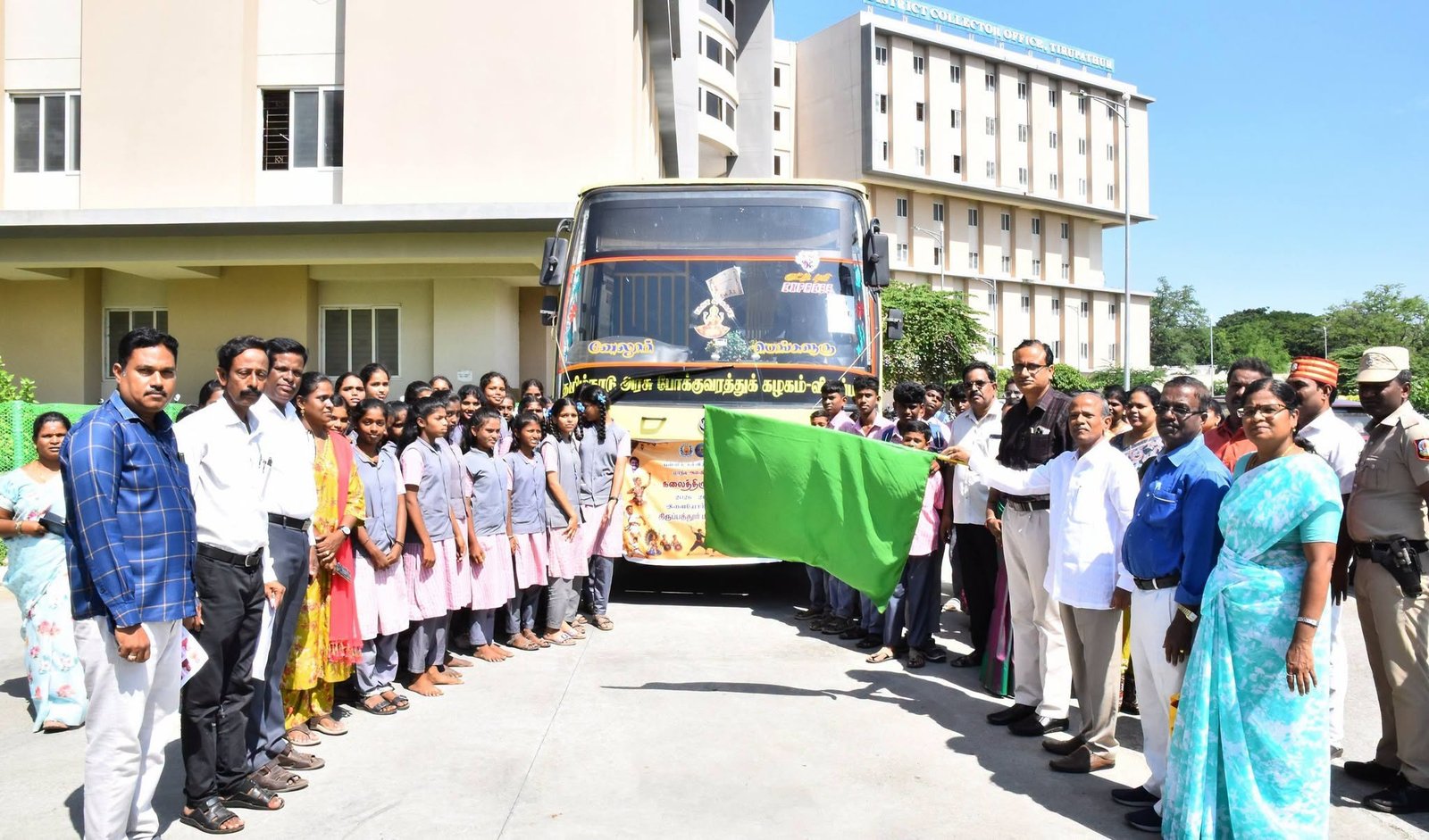 மாநில அளவிலான கலைத்திருவிழா போட்டி – 60 மாணவர்கள் பங்கேற்பு! போட்டிக்கு செல்லும் மாணவர்களை வாழ்த்தி வழியனுப்பிய மாவட்ட ஆட்சியர்.
