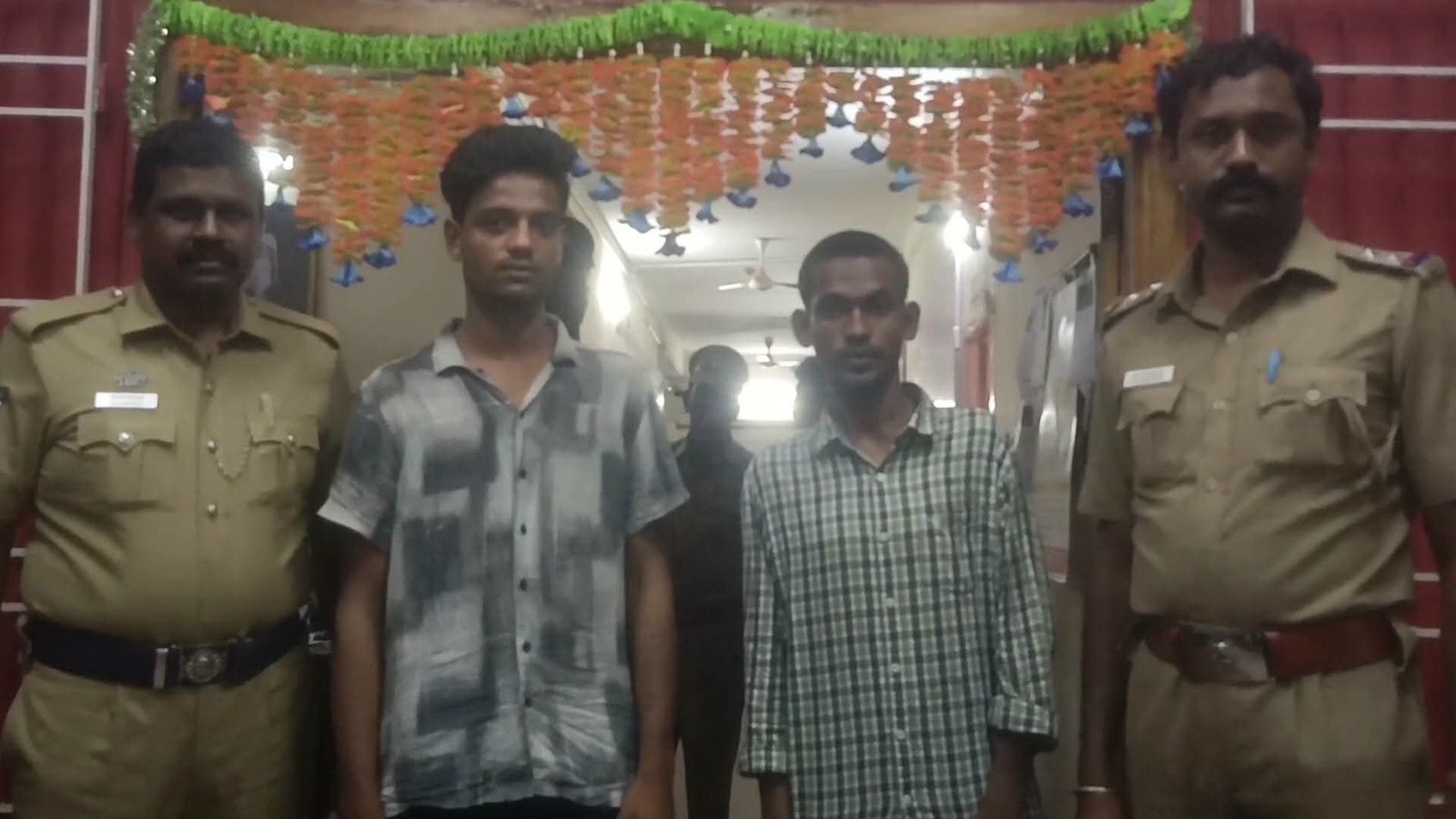 ஆம்பூரில் தொடர் இருசக்கர வாகன வாகனங்களை திருடிய இருவர் கைது. 4 இருசக்கர வாகனங்கள் பறிமுதல்.