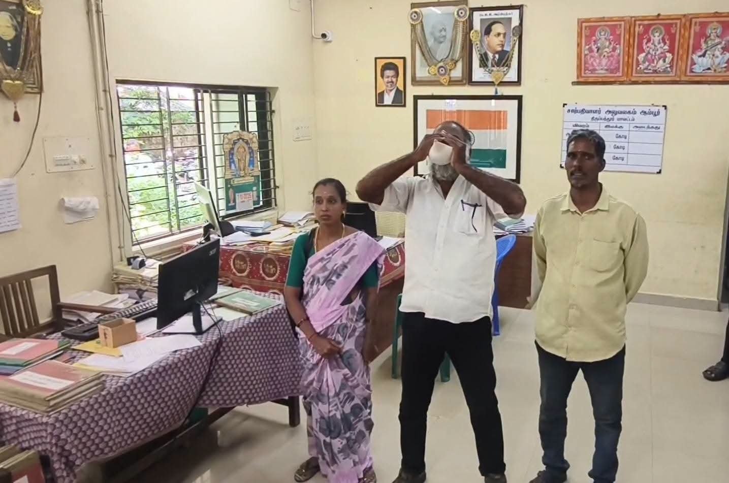 ஆம்பூர் சார் பதிவாளர் அலுவலகத்தில் ரூ.50 ஆயிரம் லஞ்சம் கேட்டதாக புகார். சங்கு ஊதி நூதன முறையில் சமூக ஆர்வலர் போராட்டம்.