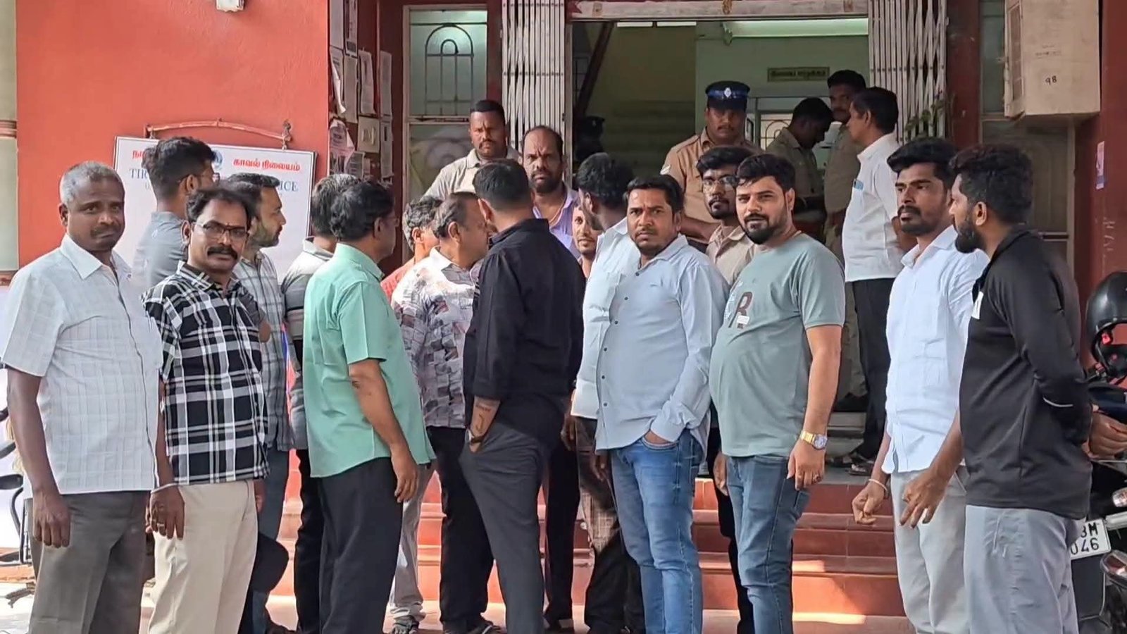 நாட்றம்பள்ளியில் 3 நகைக்கடை உரிமையாளர்களிடம் கர்நாடக போலீசார் விசாரணை.