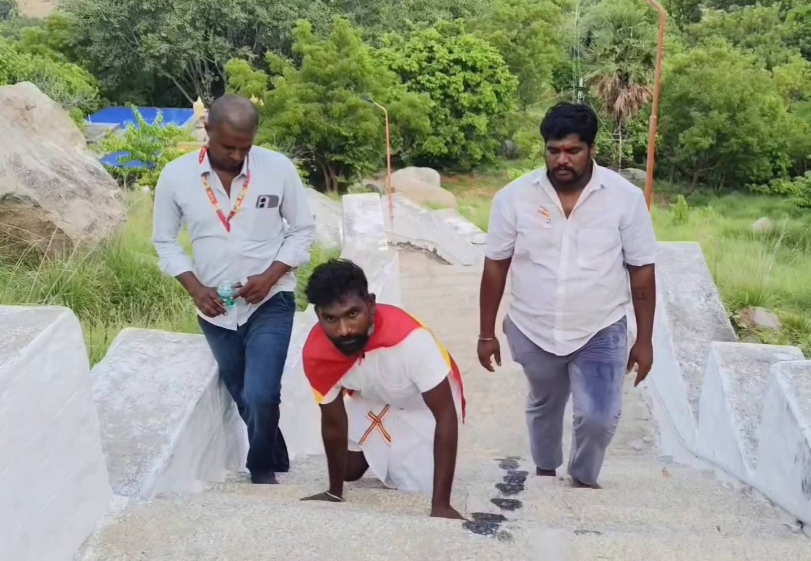 இடைத்தேர்தல் வெற்றிக்காக ரத்தம் சொட்டிய கால்களுடன் 1008 படிகளை முட்டிபோட்டு ஏறிய தவெக ஒன்றிய செயலாளர்!