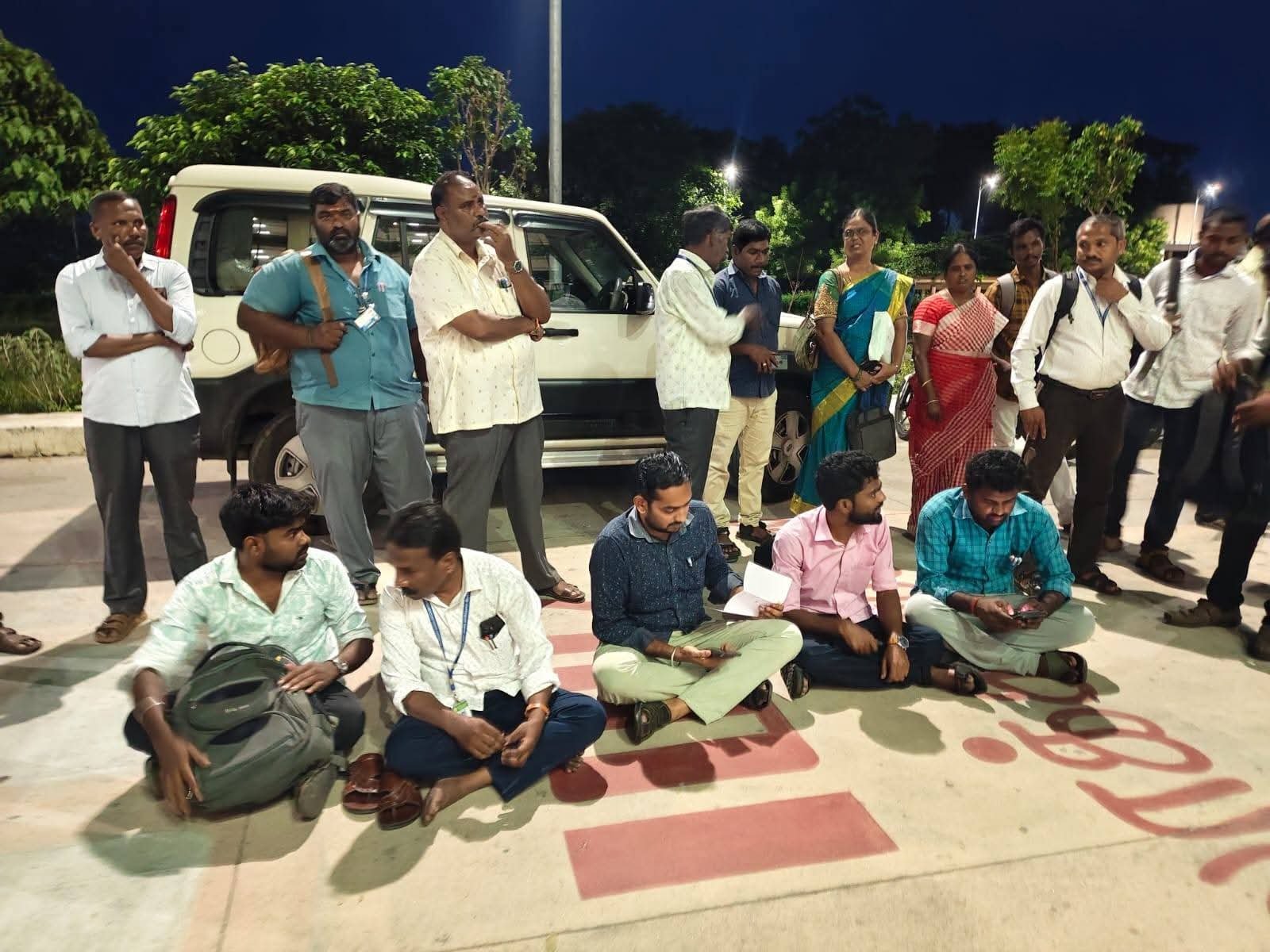 திருப்பத்தூர் ஆட்சியர் அலுவலகத்தில் இருசக்கர வாகனங்கள் திருட்டு புகார் – அதிகாரிகள் தர்ணா