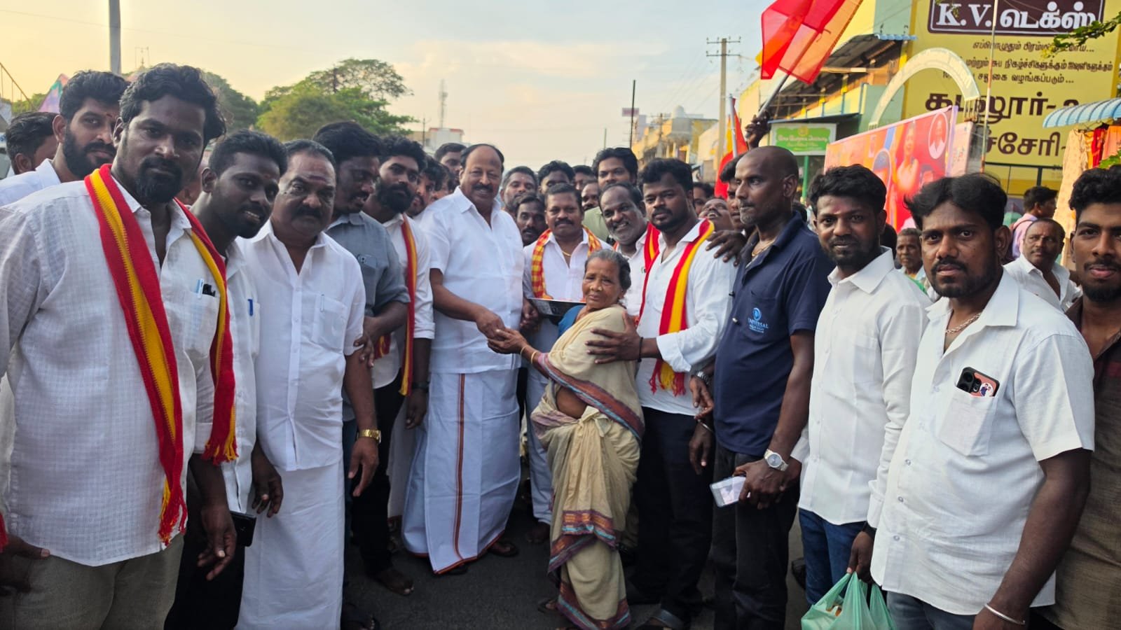 மதுராந்தகம், தாராபுரம் இடைத்தேர்தல் வெற்றி: திருச்சிற்றம்பலத்தில் தவெகவினர் கொண்டாட்டம்