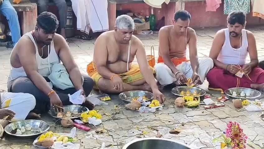 ஆம்பூர் கோவில்களில் மகாளய அமாவாசை பித்ரு பூஜை! முன்னோர்களை நினைத்து ஏராளமான பக்தர்கள் வழிபாடு!