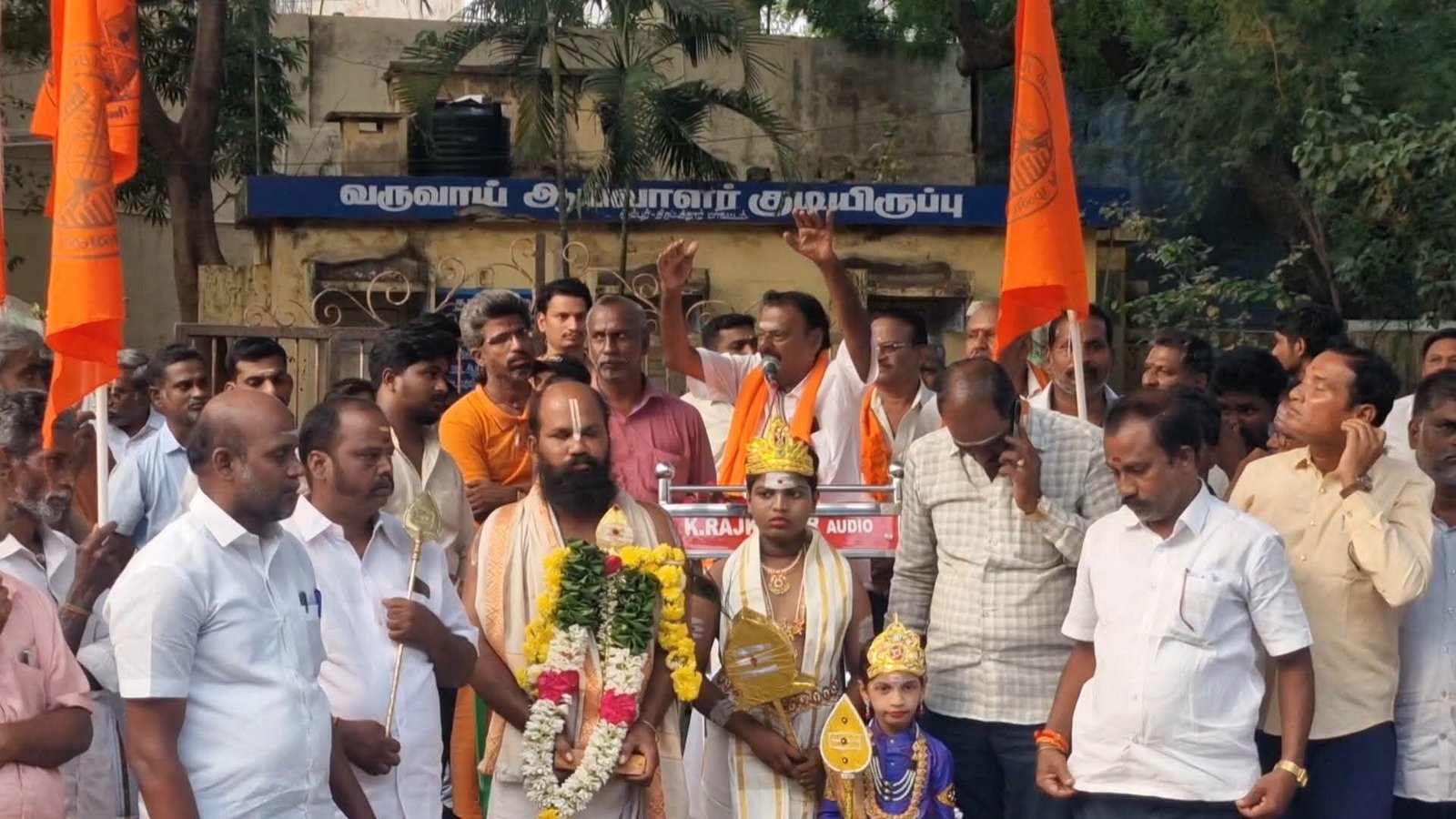 திருப்பரங்குன்றம் மலை மீது தீபம் ஏற்றக் கோரி ஆம்பூரில் இந்து முன்னணி கண்டன ஆர்ப்பாட்டம்!