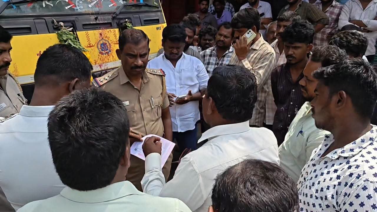 ஆம்பூரில் கிராவல் மண் ஏற்றிச் சென்ற லாரியைச் சிறைபிடித்து பொதுமக்கள் போராட்டம். சாலைகள் சேதமடைவதாகவும், போக்குவரத்து நெரிசல் ஏற்படுவதாகவும் புகார்!