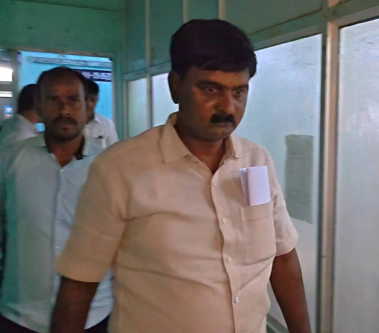 ஆம்பூர் மின்வாரிய அலுவலகத்தில் ஜி.பே. மூலம் ரூ.10 ஆயிரம் லஞ்சம் பெற்ற மின்வாரிய ஃபோர்மேன் கைது – 7½ மணி நேர விசாரணைக்குப் பிறகு லஞ்ச ஒழிப்பு துறை அதிகாரிகள் நடவடிக்கை.