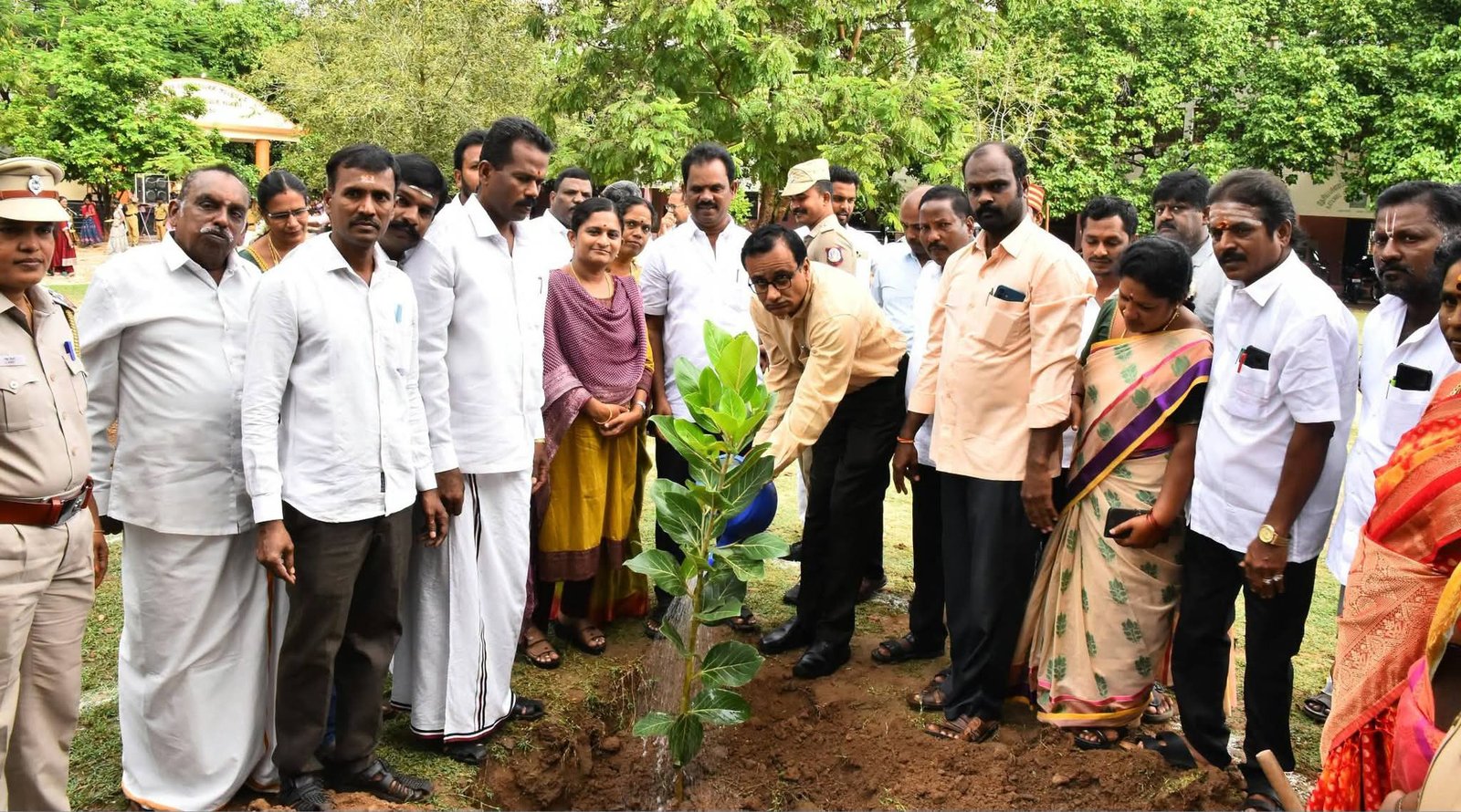 அம்பலூர் அரசு மேல்நிலைப் பள்ளியில் ஆயிரம் மரக்கன்று நடும் விழா.