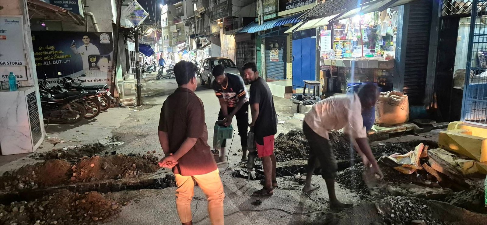 வாணியம்பாடியில் நகராட்சி சாலையை அனுமதியின்றி இயந்திரம் மூலம் வெட்டிச் சேதம்