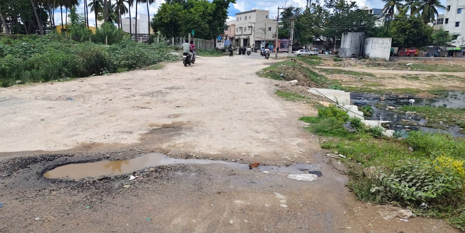 வாணியம்பாடி பாலாற்று கிளைப் பாலத்தில் குண்டும் குழியுமான சாலையை சீரமைக்க நகரமன்ற உறுப்பினர் கோரிக்கை!