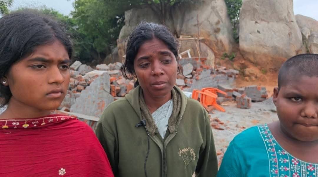 நாட்றம்பள்ளி அருகே அரசு நிலம் எனக் கூறி விதவைப் பெண் கட்டிய வீட்டை ஜேசிபி மூலம் இடித்து அகற்றிய வட்டாட்சியர்.