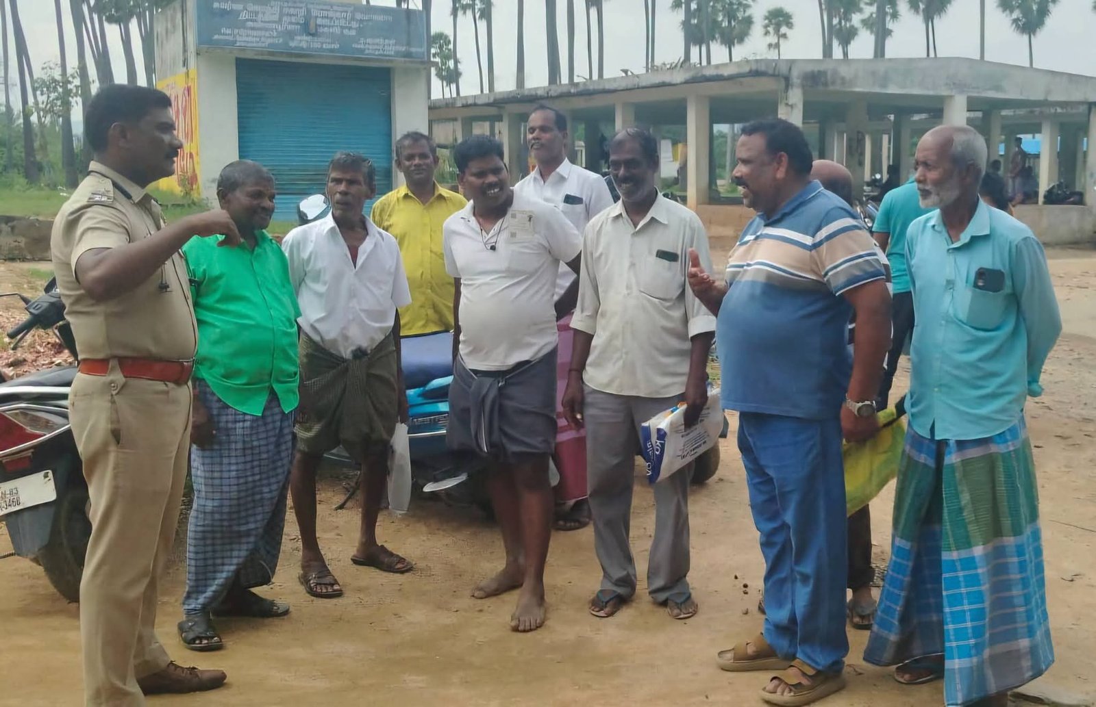 திருப்பத்தூர் மாவட்டத்தில் காவல்துறையினர் சிறப்பு நடை ரோந்து – கிராம விழிப்புணர்வுக் குழுக் கூட்டங்கள் மூலம் பொதுமக்களுக்கு விழிப்புணர்வு!