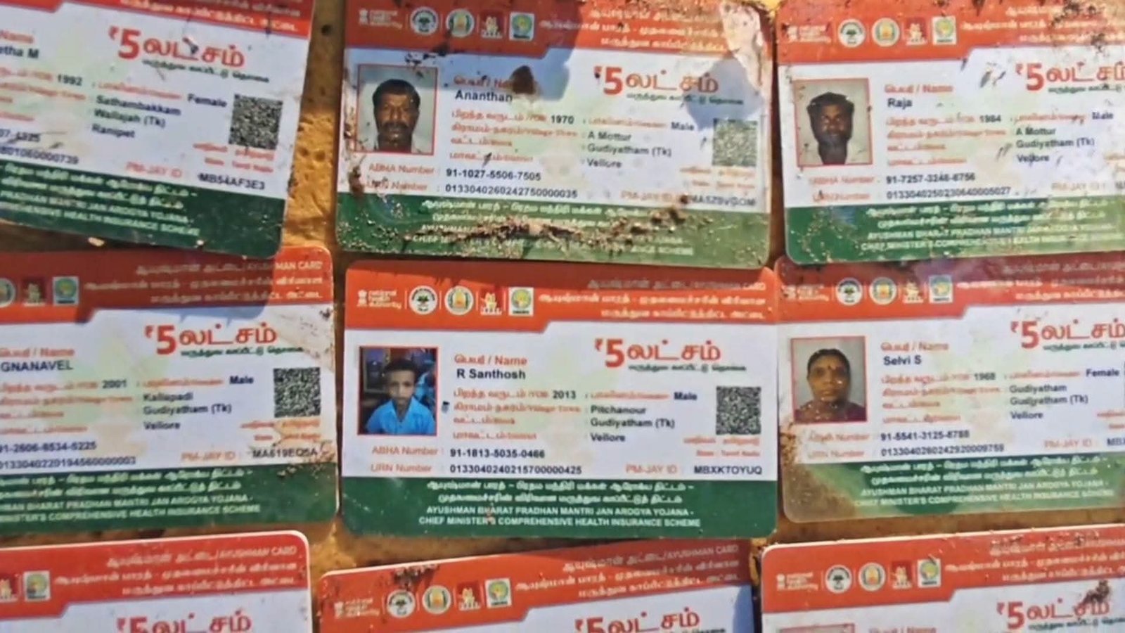 ஆம்பூர் அருகே சாலையோரக் குப்பைத் தொட்டியில் வீசப்பட்ட மருத்துவக் காப்பீட்டு அட்டைகள்!