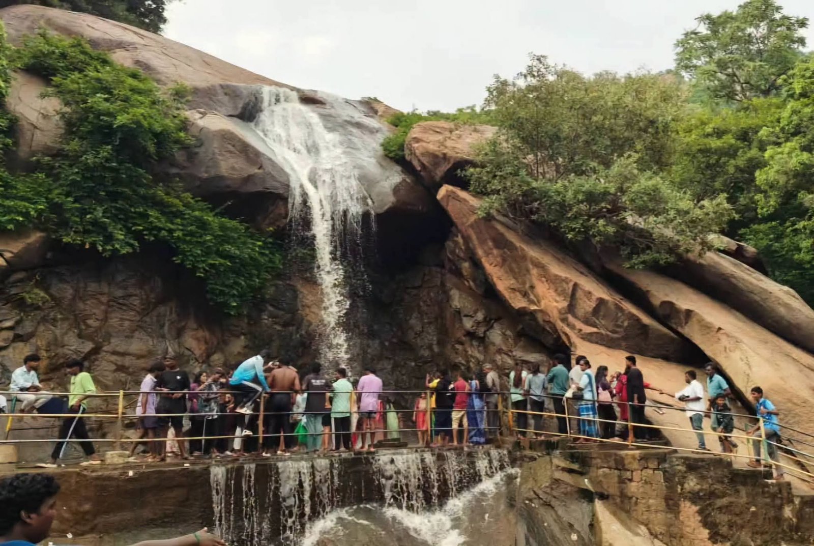 ஜலகாம்பாறை நீர்வீழ்ச்சியில் ஆர்ப்பரித்துக் கொட்டும் தண்ணீர்! சுற்றுலாப் பயணிகள் உற்சாகம்.