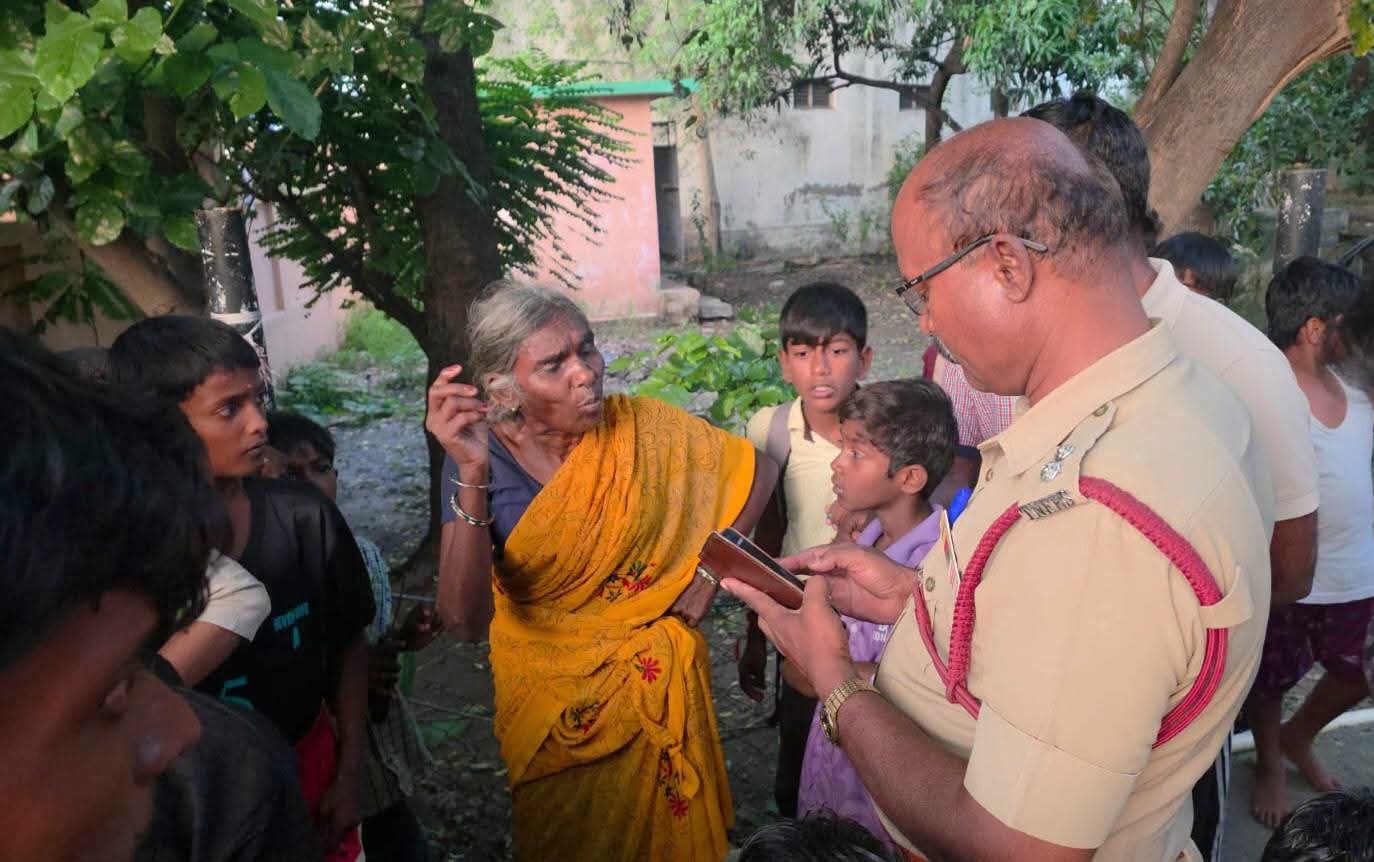 வாணியம்பாடியில் 5ஆம் வகுப்பு மாணவியை சாக்லேட் கொடுத்து அழைத்த பெண்ணை பொதுமக்கள் பிடித்து போலீசில் ஒப்படைத்தனர்