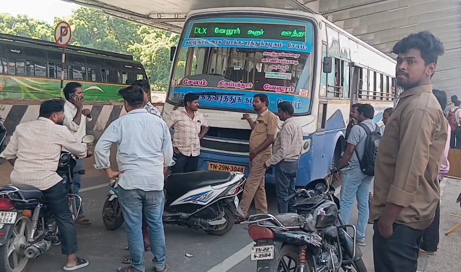 ஆம்பூரில் அரசுப் பேருந்து மீது இருசக்கர வாகனம் மோதி சேதம்! வாகனத்தைச் சரிசெய்து தரக்கோரி ஓட்டுநருடன் வாலிபர் வாக்குவாதம் – 20 நிமிடங்கள் பயணிகள் அவதி!