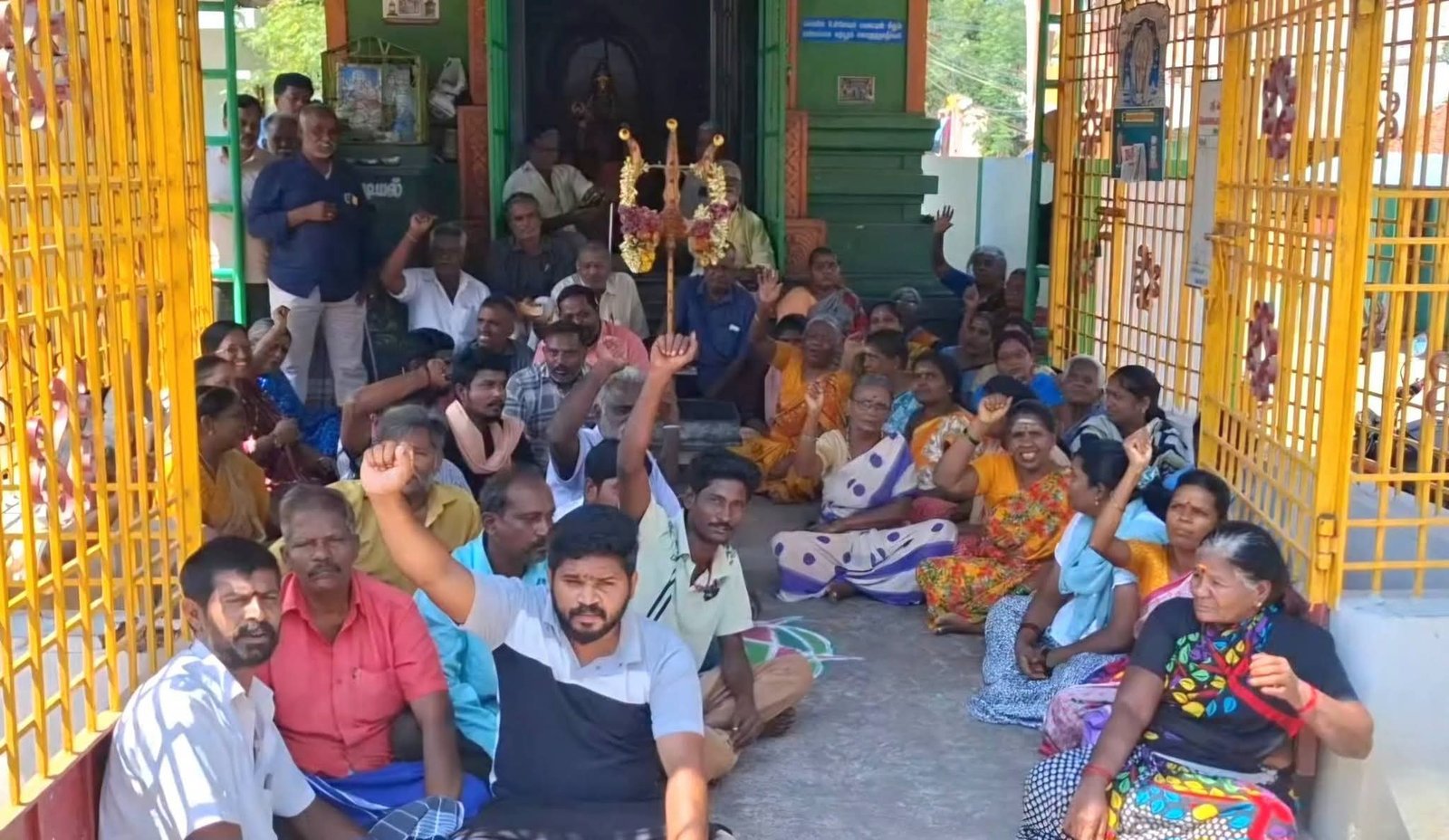 ஆம்பூர் அருகே 150 ஆண்டுகால பழமையான அம்மன் கோவிலை அறநிலையத்துறை கையகப்படுத்த எதிர்ப்பு – கோவில் வளாகத்தில் கிராம மக்கள் போராட்டம்!