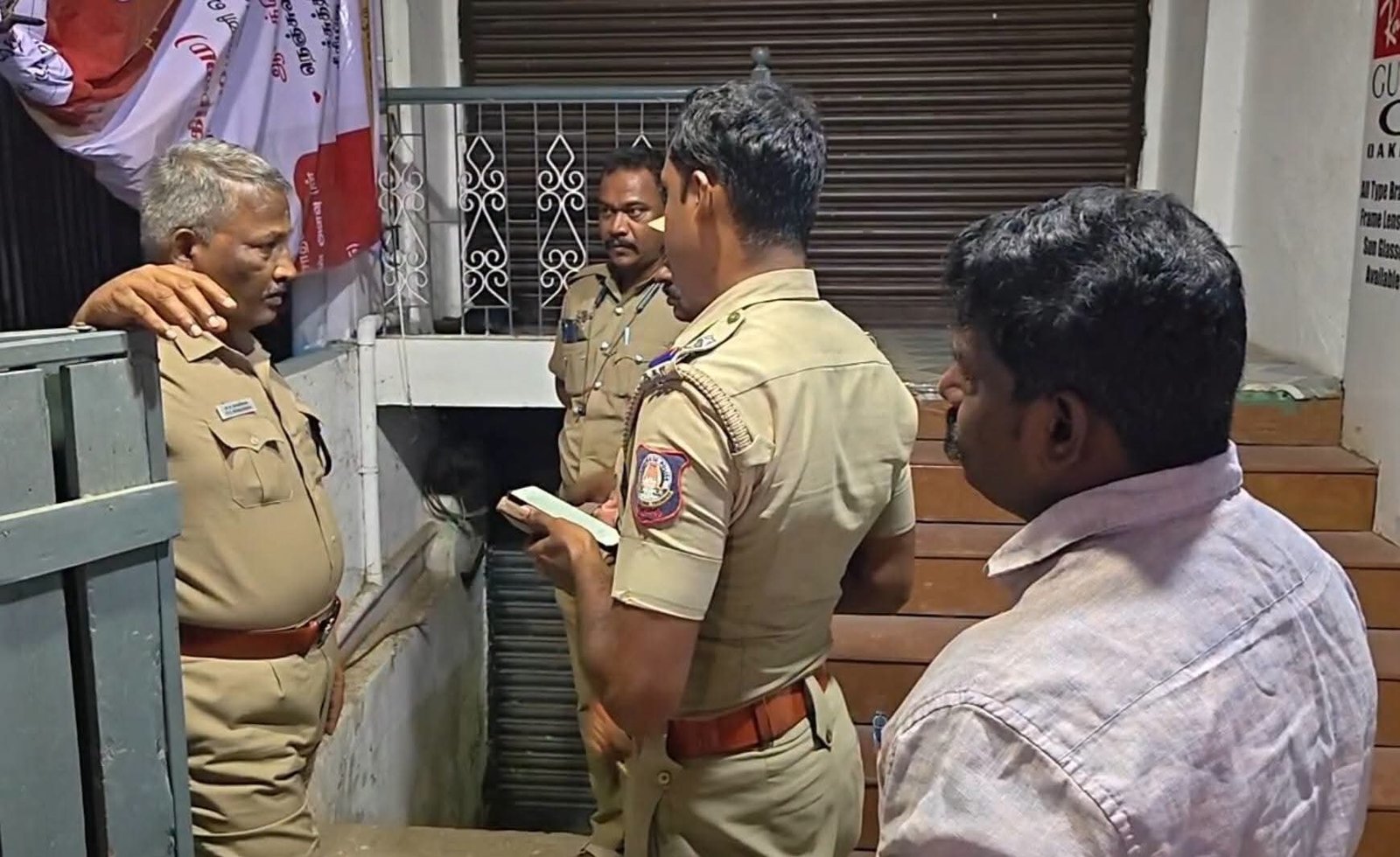 ஆம்பூரில் அனுமதியின்றி குடோனில் பதுக்கி வைக்கப்பட்டிருந்த சுமார் 10 லட்சம் ரூபாய் மதிப்பிலான பட்டாசுகள் பறிமுதல். ஒழுங்கமைக்கப்பட்ட குற்றப் புலனாய்வுப் பிரிவு போலீசார் நடவடிக்கை.